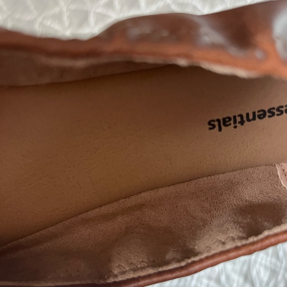 NWOT Amazon Essentials Brown Flats 91/2 W - Picture 6 of 6